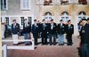 6 juin 2000, les vétérans autour de la stèle du 6 Commando devant la ferme Saulnier..jpg